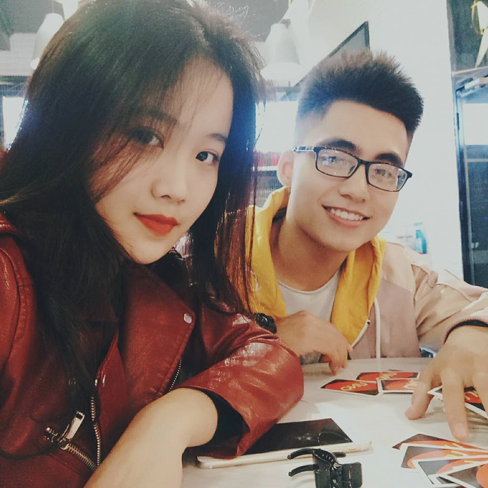 Việt Hoàng chụp ảnh cùng bạn thân Hoàng Anh, cũng là bạn gái cầu thủ Đoàn Văn Hậu.