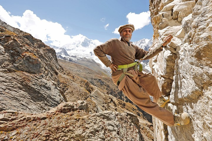 Ở dãy núi Karakorum của Pakistan, những thợ khai thác đá quý bất hợp pháp làm việc ở một trong những địa hình cao nhất thế giới. Người thợ mỏ trong hình đang làm việc ở độ cao gần 4900 mét so với mực nước biển.