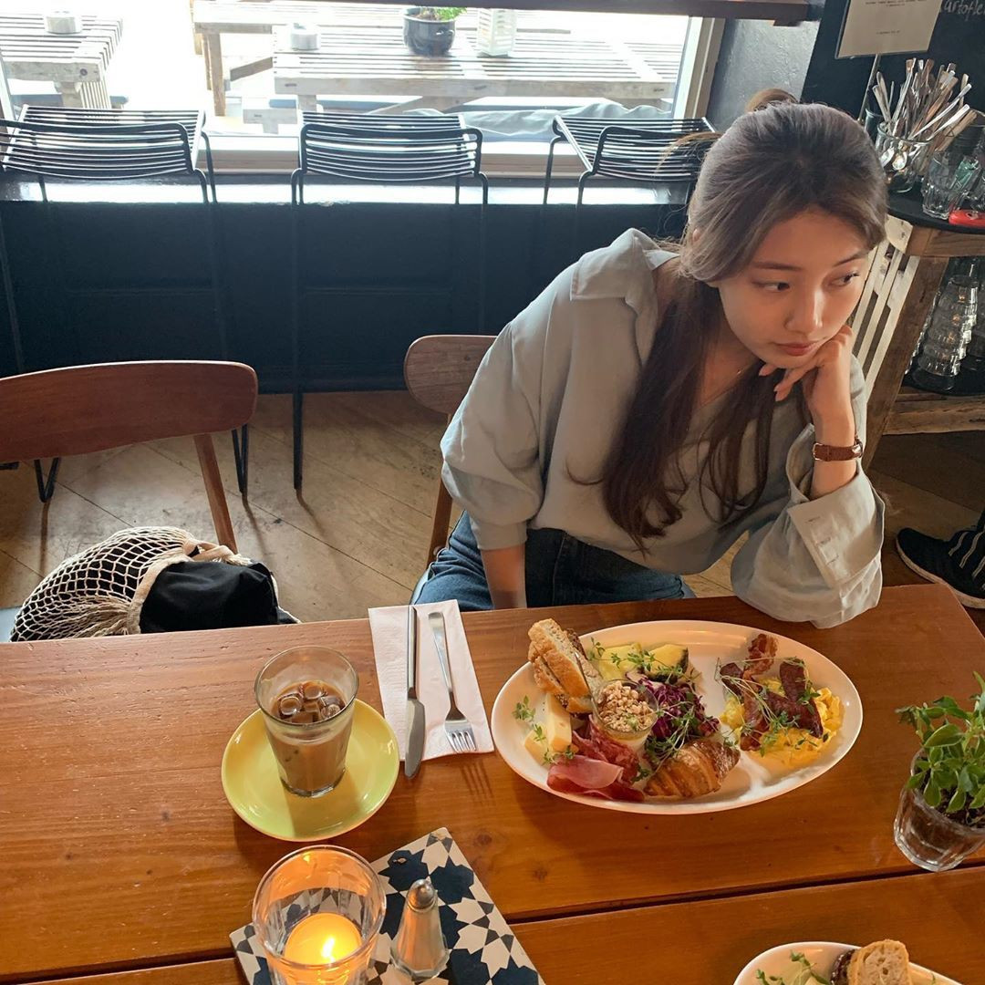 Mà cũng chỉ có Suzy mới dám chia sẻ những tấm ảnh chụp ở góc quá hóc hiểm, khiến gái xinh cũng bị dìm hàng như thế này. Bởi vì Suzy quá xinh, nên chụp ảnh kiểu gì cũng không thể làm khó được cô nàng mà.