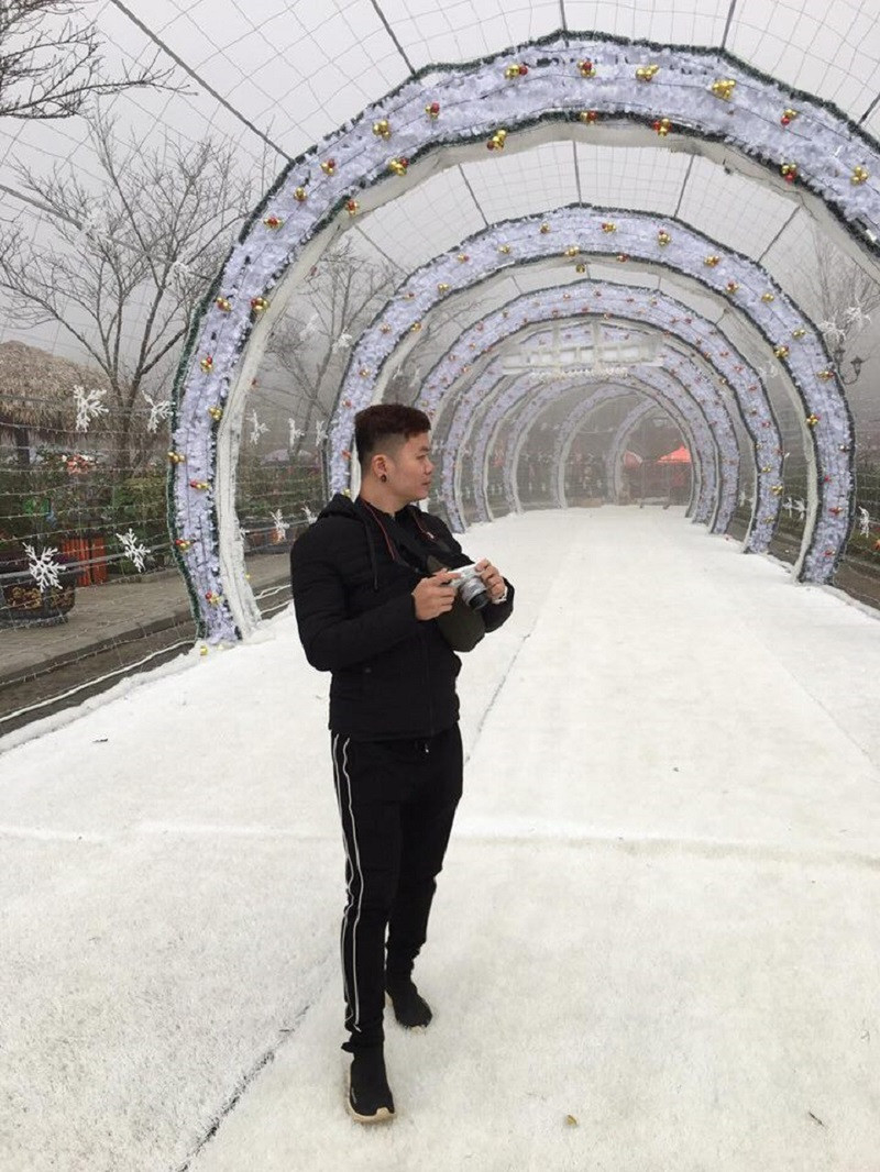 Du khách thích thú khi chụp hình cùng tuyết.