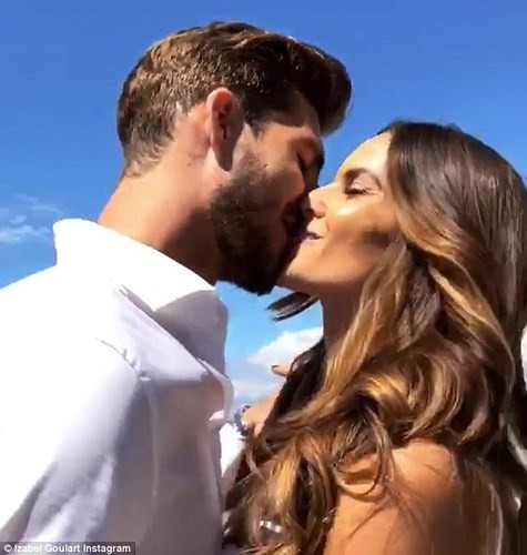 Họ trao cho nhau những nụ hôn hết sức ngọt ngào.