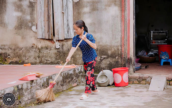 Hình ảnh bà Tân Vlog giản dị quét nhà. (Ảnh: Vietnamnet) Hình ảnh bà Tân Vlog giản dị quét nhà. (Ảnh: Vietnamnet)
