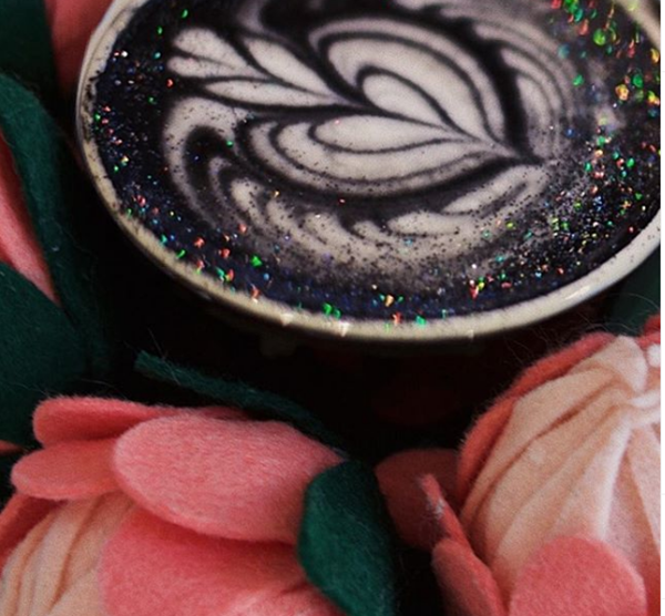 Một ly cappuccino với một chút than hoạt tính - Hạt bụi thần tiên kỳ diệu của dải thiên hà.