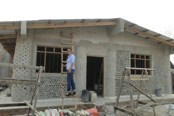 Cô Ingrid và căn nhà trong giai đoạn hoàn thiện.