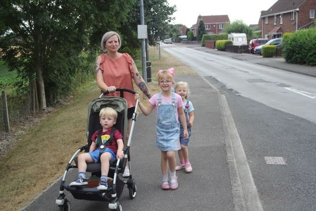 Gemma Headley cùng hai con gái, Phoebe và Matilda, và con trai út Percy. Ảnh: Daily Mail Gemma Headley cùng hai con gái, Phoebe và Matilda, và con trai út Percy. Ảnh: Daily Mail