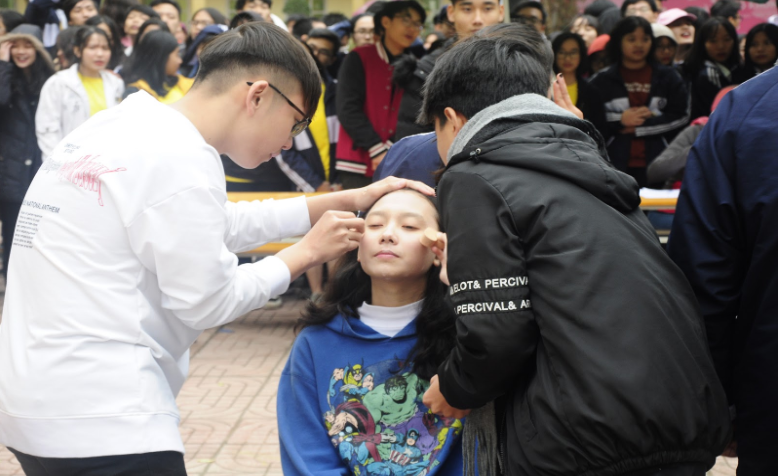 Các bạn nam cũng sẵn sàng thử thách mình khi cầm cọ trang điểm cho các bạn nữ luôn nhé!