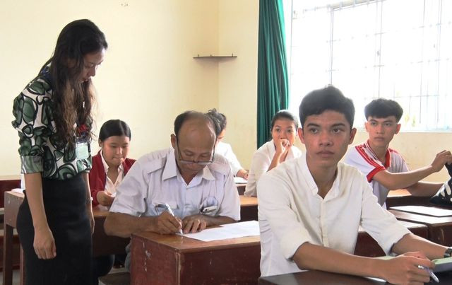 Hiện tại ông Trương Văn Dạ đang tập trung thi tốt nghiệp trung học nuôi trồng thủy sản. Hiện tại ông Trương Văn Dạ đang tập trung thi tốt nghiệp trung học nuôi trồng thủy sản.