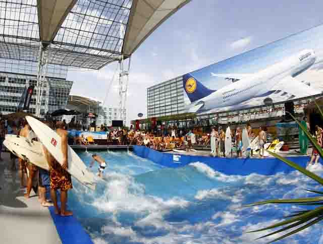 Chẳng cần đi đâu xa, vào mùa Hè có thể lướt sóng ngay tại sân bay quốc tế Munich, Đức.