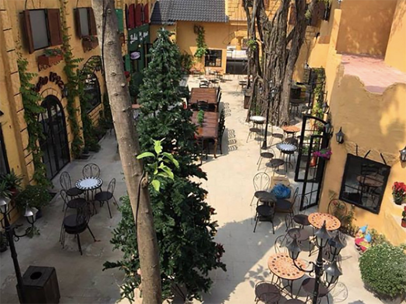 Bàn ghế được bố trí ngoài trời, vừa thoáng đãng, vừa đẹp mắt. (Ảnh: IG @foodybienhoa)