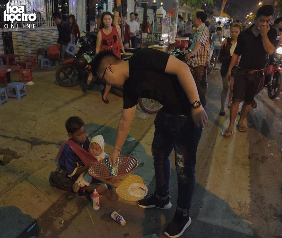 Ngoài ra, đông đảo bạn trẻ cùng chung tay giúp đỡ những hoàn cảnh khó khăn mùa Noel. Người góp bánh mì, kẻ chung ít tiền. Mùa Noel bỗng nhiên ấm áp lạ kì.