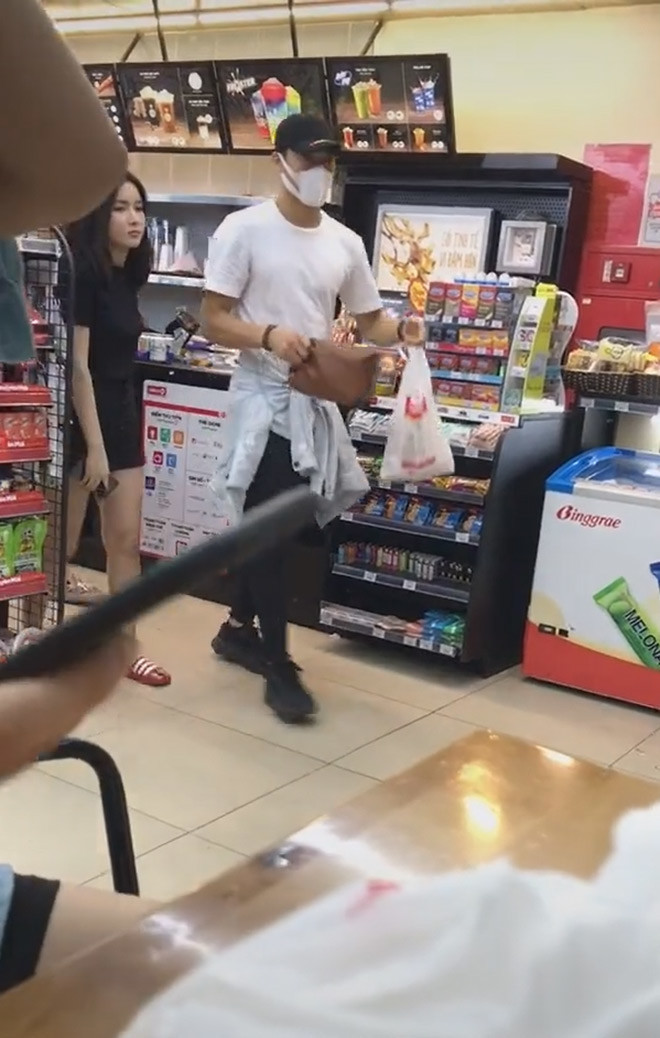 Bùi Tiến Dũng bị bắt gặp đi siêu thị cùng một cô gái lạ mặt.