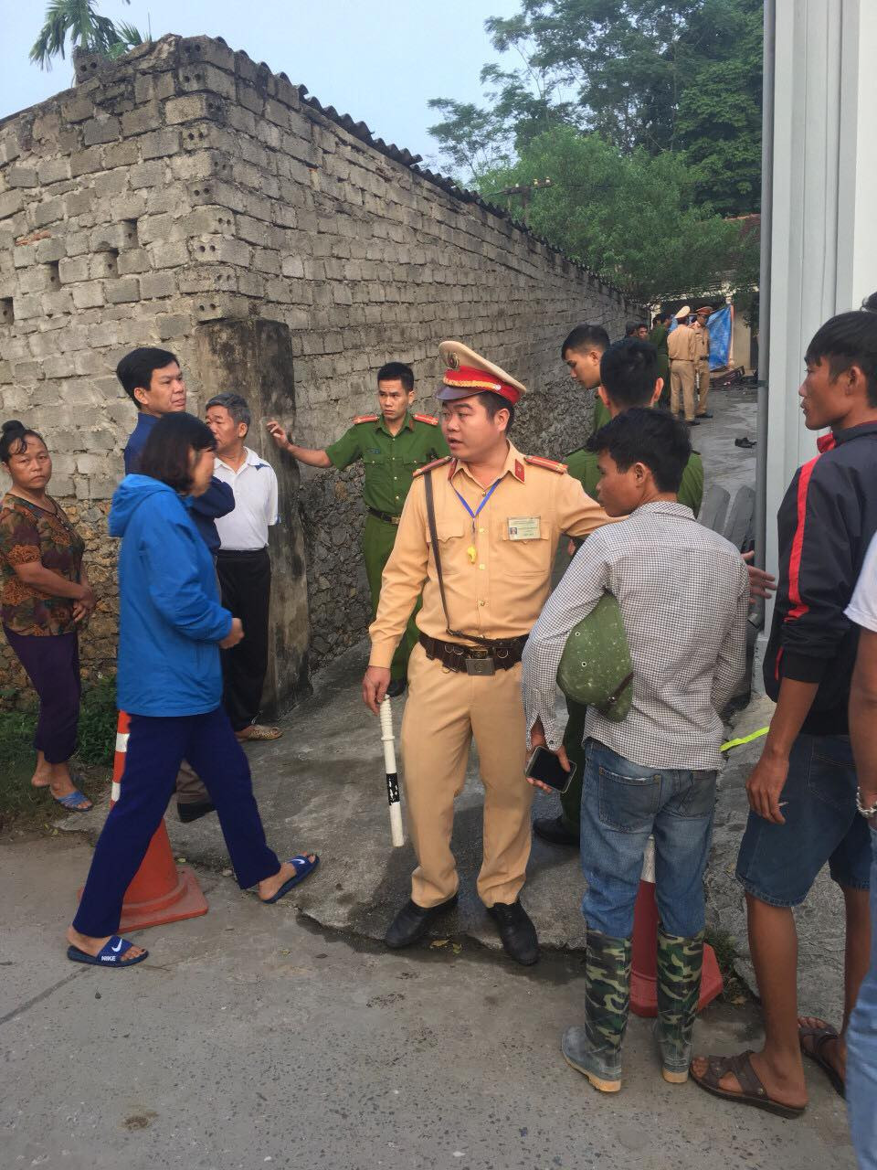 Lực lượng chức năng phong tỏa hiện trường. Ảnh: Huyền Chinh