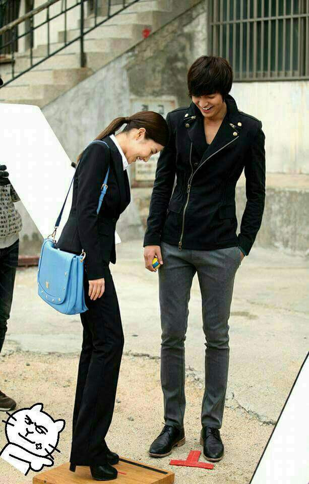 Thậm chí Park Min Young dù đã đi giày cao gót, đứng trên bục gỗ mà vẫn thấp hơn Lee Min Ho khá nhiều.