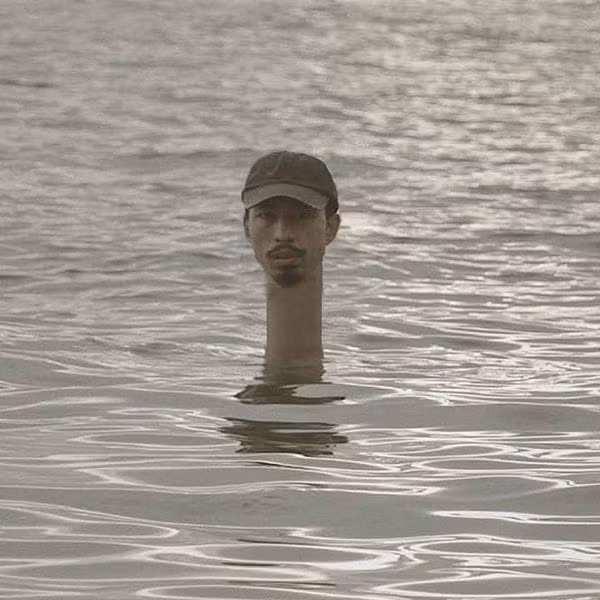 ”Nguyên bản” chưa đủ đáng sợ hay sao, mà cư dân mạng lại tăng thêm chiều dài cho cổ của Đen Vâu làm gì?