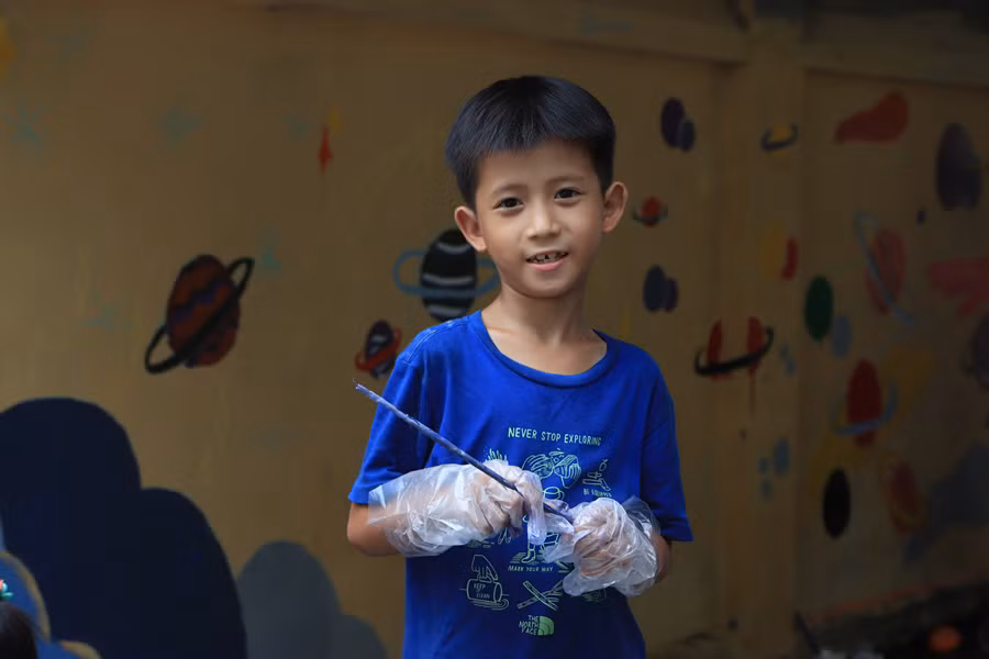 Một bạn học sinh lớp 2, trường Tiểu học Đông Sơn B rất thích thú khi ngôi trường được trang trí với nhiều họa tiết đẹp.