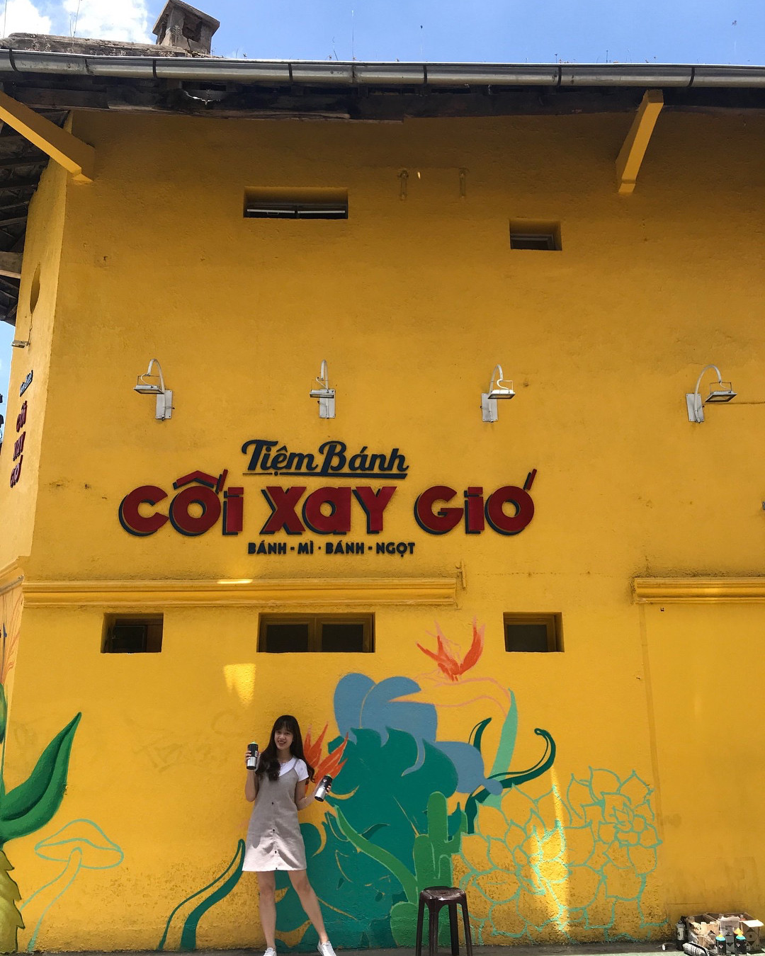 Câu chuyện lãng mạn phía sau hành động vẽ lên tường vàng của tiệm bánh Cối Xay Gió ảnh 2 Câu chuyện lãng mạn phía sau hành động vẽ lên tường vàng của tiệm bánh Cối Xay Gió ảnh 2