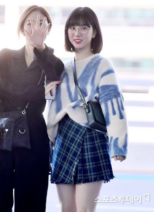 Chân váy ngắn luôn là item yêu thích số một của Eun Ha. Cô nàng mix với áo len có họa tiết cùng màu tạo tổng thể hài hòa.