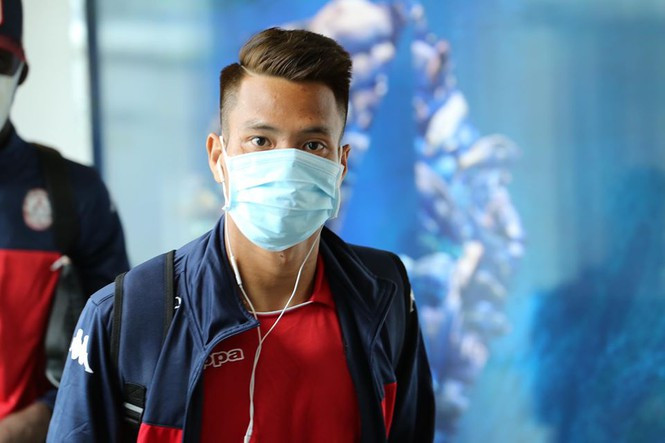 Các cầu thủ đều đeo khẩu trang, thực hiện nghiêm túc các quy định để phòng ngừa dịch Covid-19.