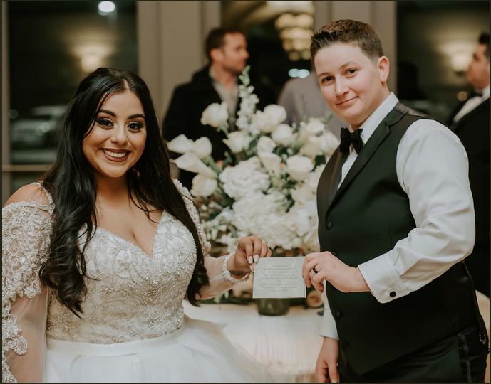 Hai cô gái chia sẻ rằng chính bài hát của Taylor Swift đã khiến họ có cuộc hôn nhân tuyệt vời ngày hôm nay.