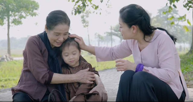 Phim ngắn miêu tả những gì chính Huyền Trang đã trải qua, vì thế nó rất chân thực và mang nhiều cảm xúc. (Ảnh cắt từ MV)