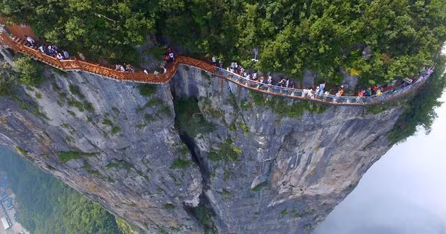 Cầu đáy kính trong suốt lên cổng trời