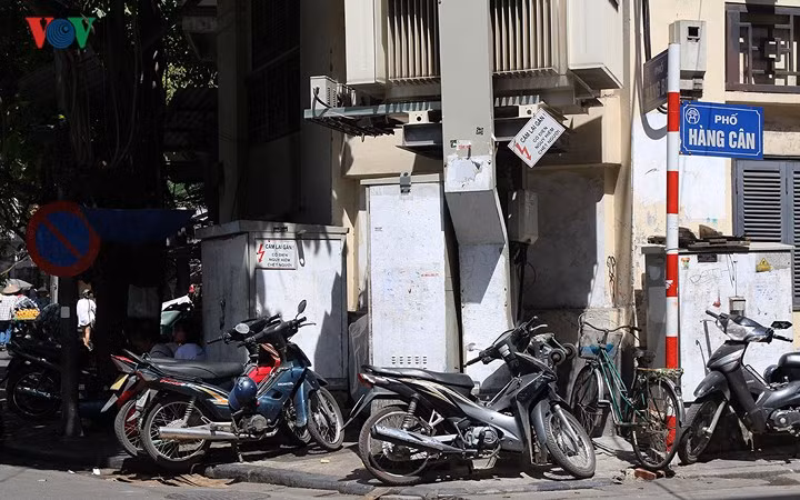 Những bốt điện được gắn biển 