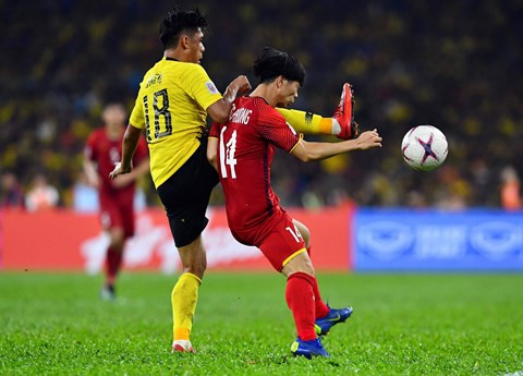 Pha tranh bóng với Công Phượng, cầu thủ Malaysia đã dùng chân ngang tầm mặt. Ảnh: Tuấn Mark.
