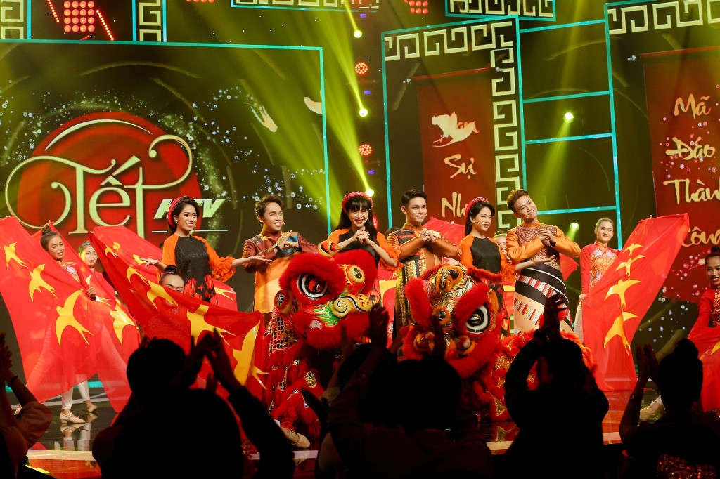 Hai nhóm nhạc Phù Sa và Vmusic New kết hợp mang đến tiết mục cuối cùng trước giây phút giao thừa đón chào năm mới bằng Liên khúc Chào Xuân được phối mới đầy hiện đại và trẻ trung.