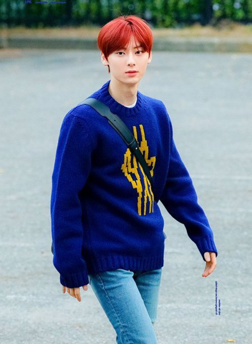 Áo len với những họa tiết đơn giản cũng được lòng Minhyun. Với mái tóc đỏ nổi bật, anh chàng giúp outfit gồm áo len xanh và quần jeans thêm nổi bật.