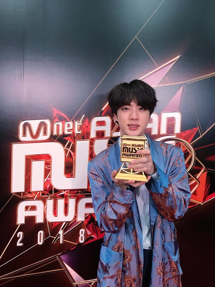 A.R.M.Y không khỏi thổn thức khi thấy đôi mắt hoe đỏ của Jin.