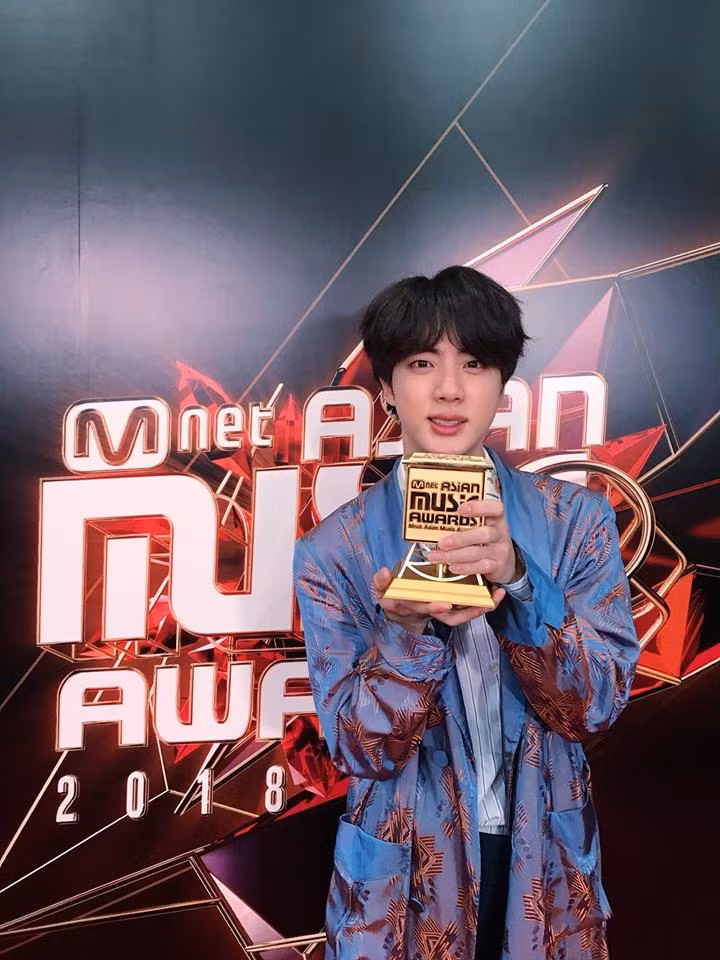 A.R.M.Y không khỏi thổn thức khi thấy đôi mắt hoe đỏ của Jin.