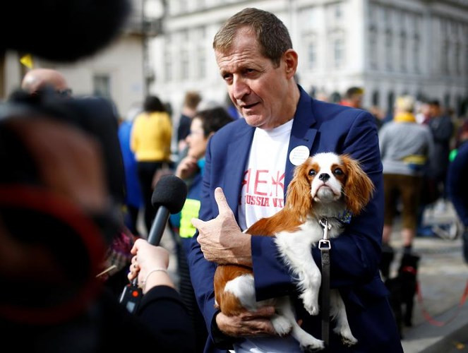Ông Alastair Campbell, cựu Thư ký Báo chí văn phòng Thủ tướng Anh kiểm Giám đốc Truyền thông và Chiến lược cho cựu Thủ tướng Tony Blair trả lời phỏng vấn khi tham gia cuộc biểu tình Wooferendum.