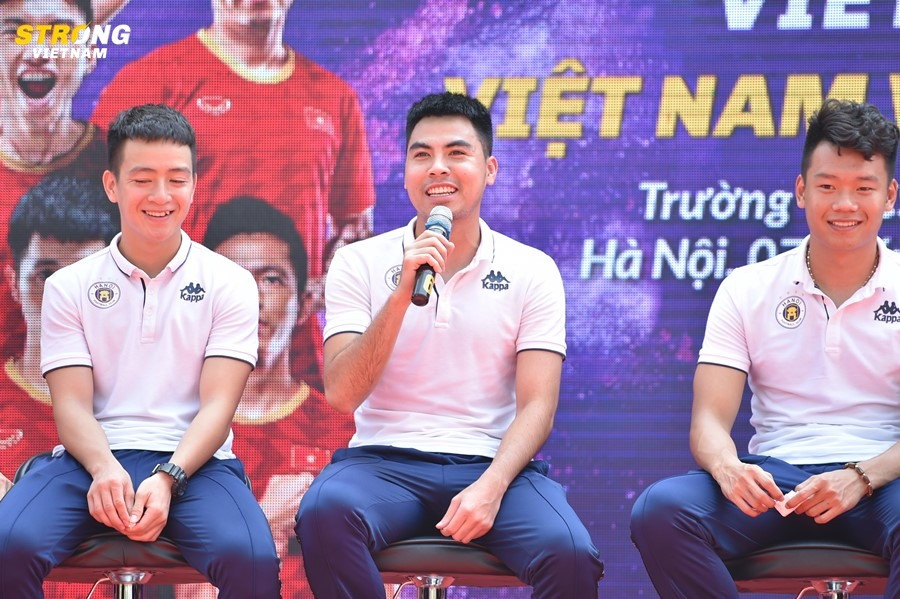 Các cầu thủ chia sẻ câu chuyện của chính mình với mong muốn sẽ đem lại nguồn cảm hứng cho các bạn học sinh.