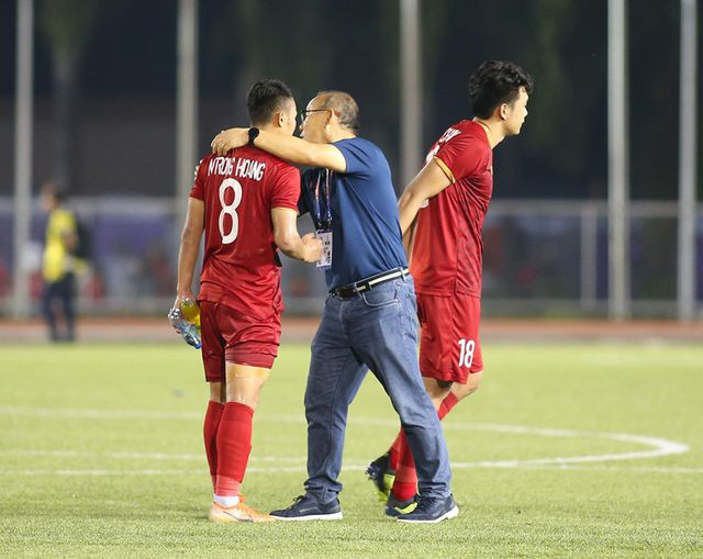 Thầy Park trao cho Trọng Hoàng một cái ôm. Cầu thủ người Nghệ An đang được HLV Park Hang Seo sử dụng khá cơ động.