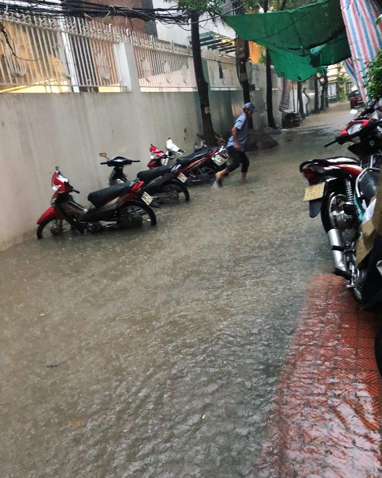 Cơn mưa như trút nước khiến một số tuyến đường bị ngập, giao thông gặp khó khăn. (Ảnh: FB Lê Huyền Trang)