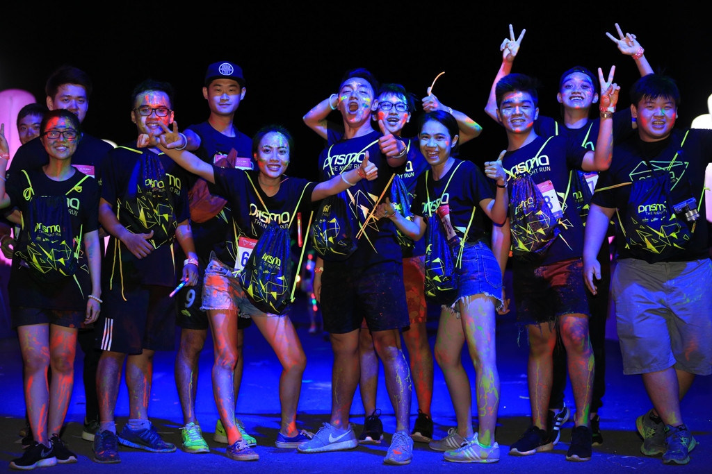 Hàng ngàn bạn trẻ cùng nhau "tỏa sáng" trong màn đêm trên đường chạy Prisma 2017 ảnh 4