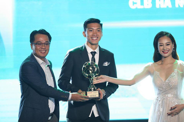 Đoàn Văn Hậu nhận giải Cầu thủ trẻ xuất sắc nhất.