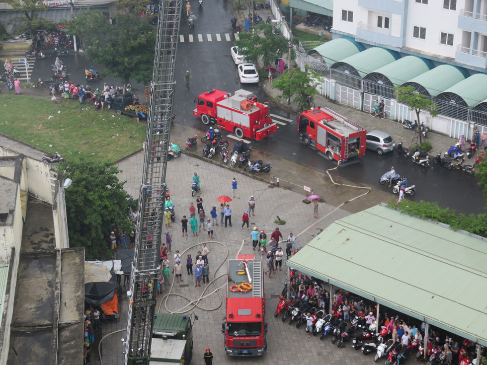 Lực lượng chữa cháy chuyên nghiệp triển khai phương án chữa cháy và sơ tán người dân. ẢNH: NHẬT HUY.