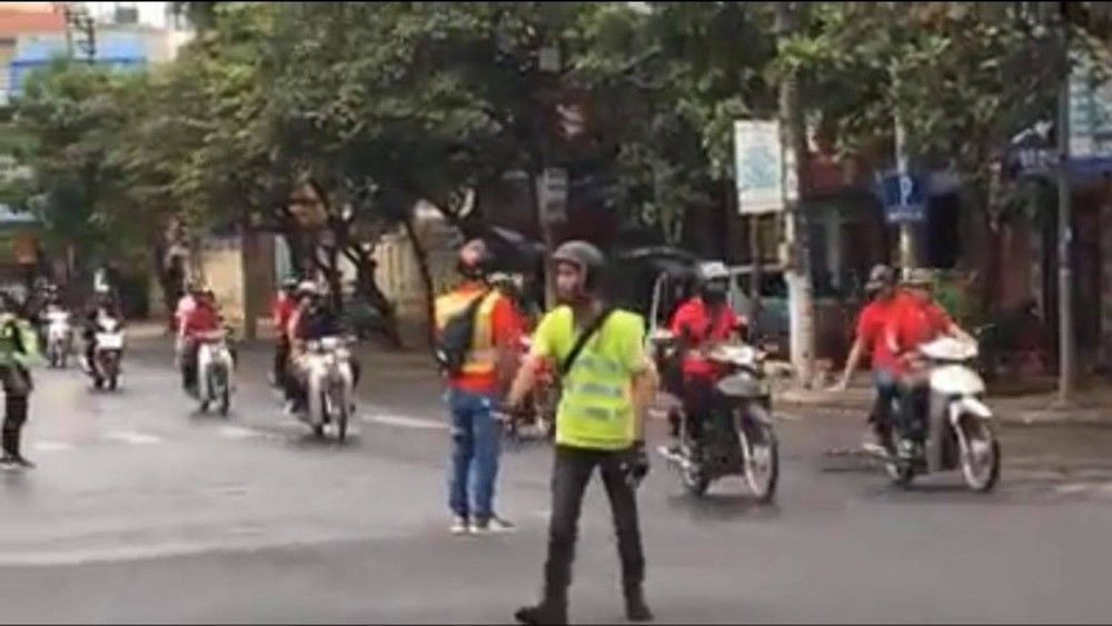 Hình ảnh cắt từ clip cho thấy đoàn xe của nhóm phượt thủ khá đông, dãn tới việc 2 hàng xe 2 bên ngã tư phải đứng chờ lâu.