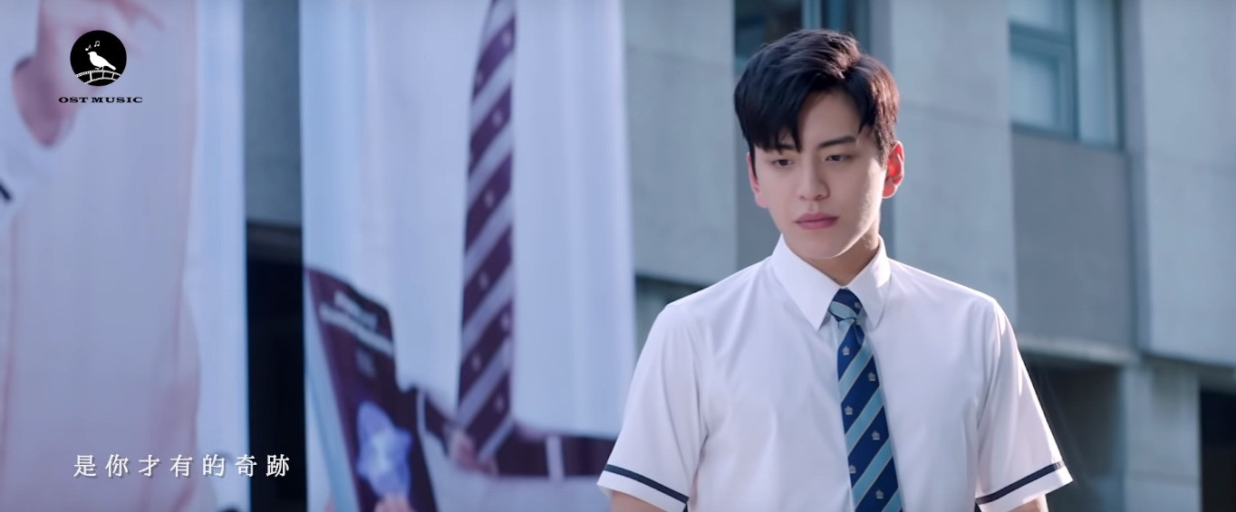 Trong phim có một cảnh Viên Tương Cầm đang đi thì bị một chậu hoa rơi từ trên xuống, rất có thể hai cô gái này chính là thủ phạm.