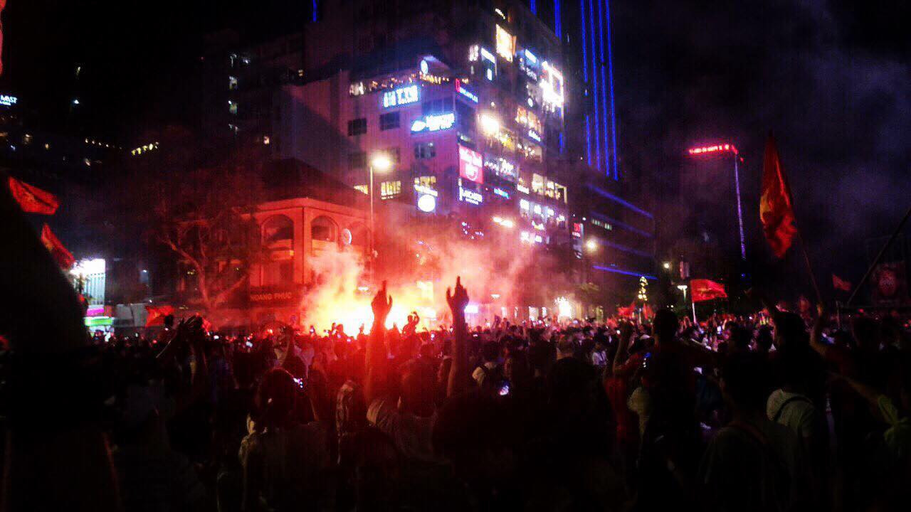 Đông đảo cổ động viên "đi bão" sau trận thắng trước Syria (Ảnh: Lê Hiền Trang).