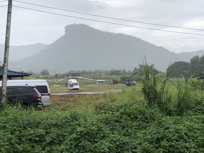 Những chiếc trực thăng bên ngoài luôn trong trạng thái sẵn sàng xuất phát.