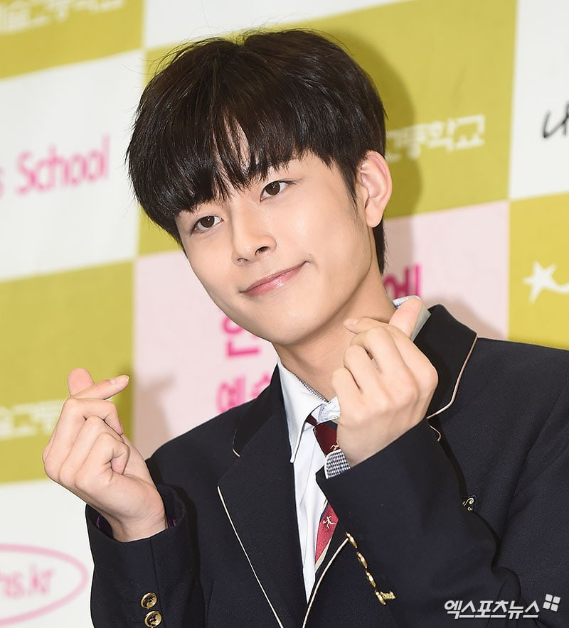 Yoo Seon Ho - thực tập sinh đình đám nhà Cube từng tham gia Produce 101 đang là học sinh lớp 11 của Hanlim. Anh chàng được chọn làm MC kiêm ca sĩ khách mời cho lễ khai giảng. Yoo Seon Ho - thực tập sinh đình đám nhà Cube từng tham gia Produce 101 đang là học sinh lớp 11 của Hanlim. Anh chàng được chọn làm MC kiêm ca sĩ khách mời cho lễ khai giảng.