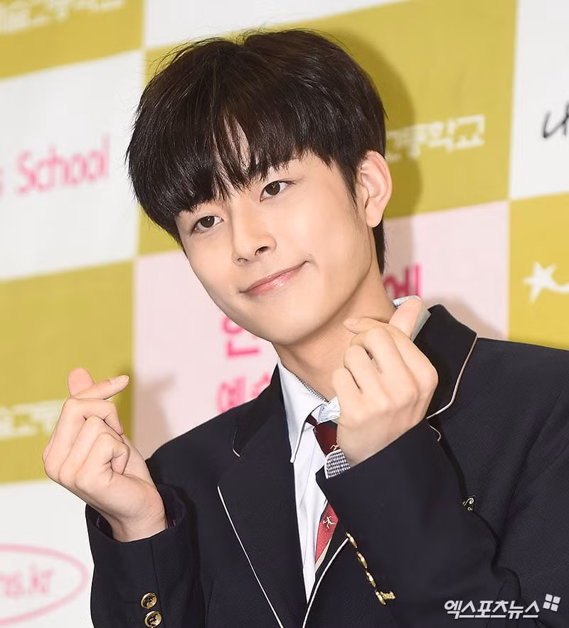 Yoo Seon Ho - thực tập sinh đình đám nhà Cube từng tham gia Produce 101 đang là học sinh lớp 11 của Hanlim. Anh chàng được chọn làm MC kiêm ca sĩ khách mời cho lễ khai giảng.