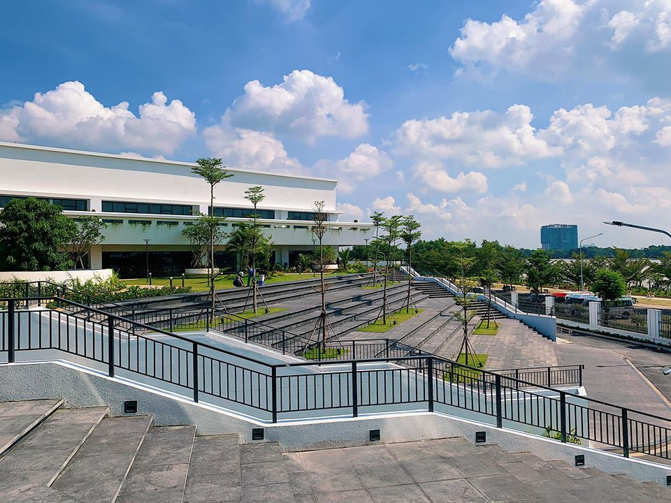 Khuôn viên thoáng đãng, rộng thênh thang, nhìn thôi đã có cảm hứng đi làm rồi ấy chứ!