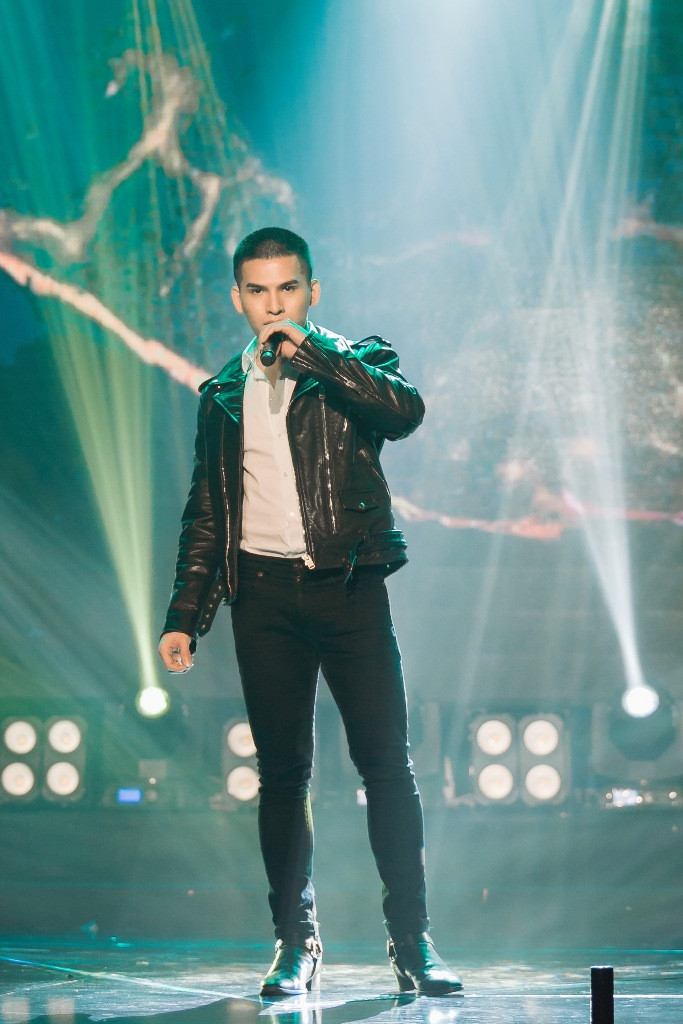 Ngoài phần kết hợp ở tiết mục đầu tiên, Quốc Thiên cũng quay trở lại sân khấu của Làn sóng xanh với ngoại hình khác lạ nhưng không kém phần thu hút cùng chất giọng ấm áp qua ca khúc Phải là anh thì em mới biết.