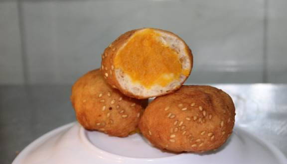 Ở Sài Gòn có muôn kiểu biến tấu của bánh tiêu ảnh 3 Ở Sài Gòn có muôn kiểu biến tấu của bánh tiêu ảnh 3