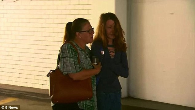 ...và bạn gái của anh ta, người đã nuôi giữ động vật hoang dã trái phép.