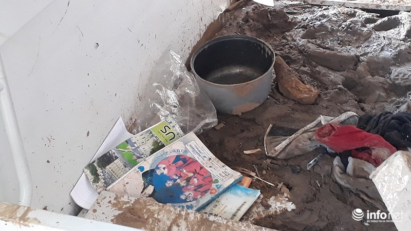 Lũ đến bất ngờ nên trường không kịp di chuyển sách vở và đồ dùng sinh hoạt.