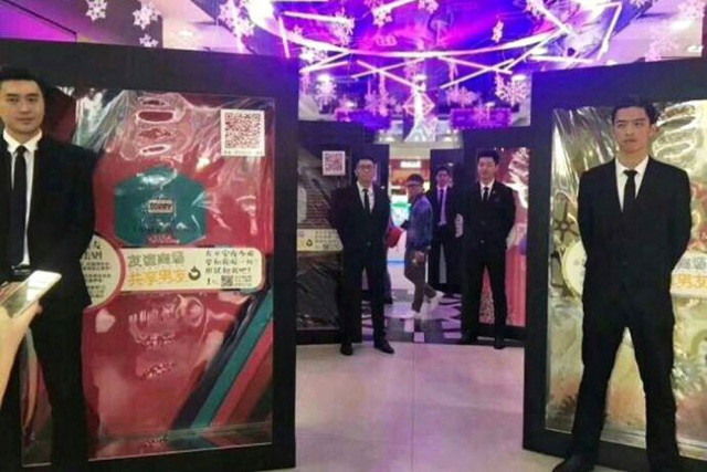 Không ít người chỉ tụ tập quanh khu trưng bày để chụp ảnh với dàn "trai đẹp".